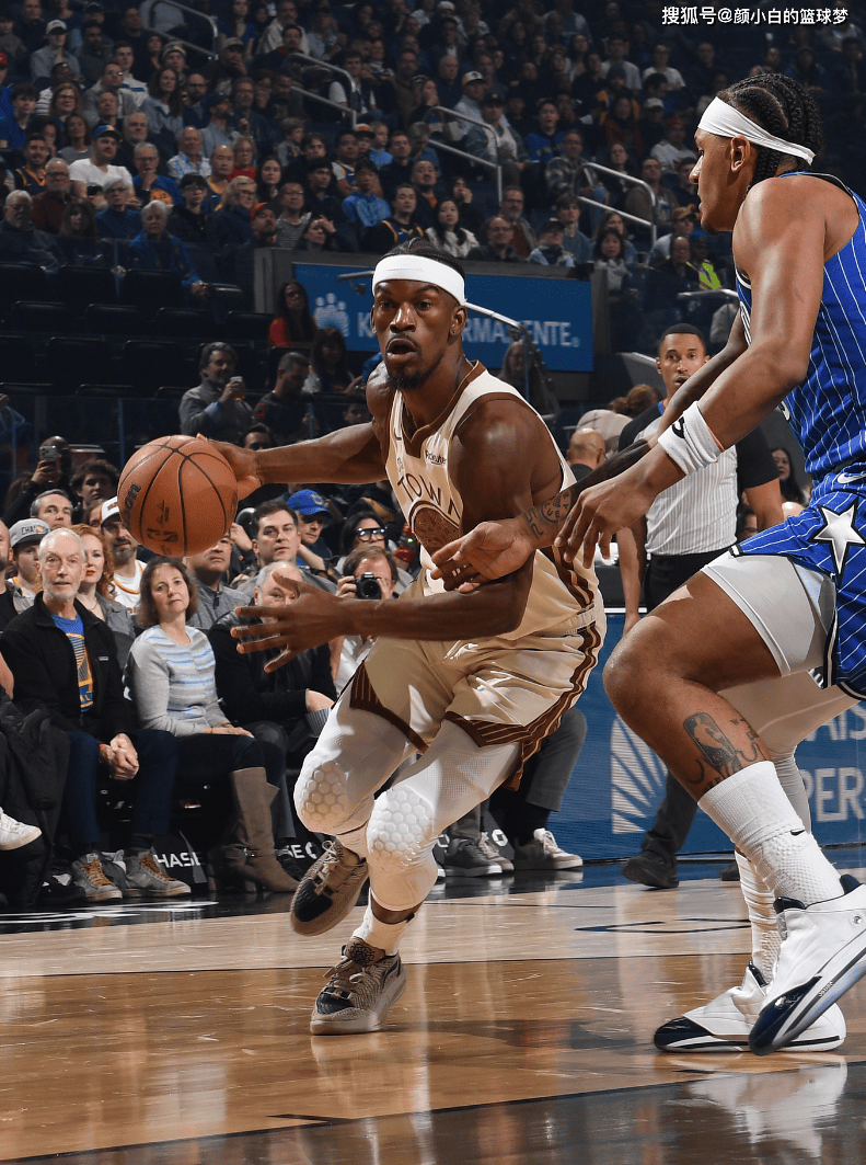 单节15分吹反攻号角！库里半场13中3也能修正 超远三分后露出笑容