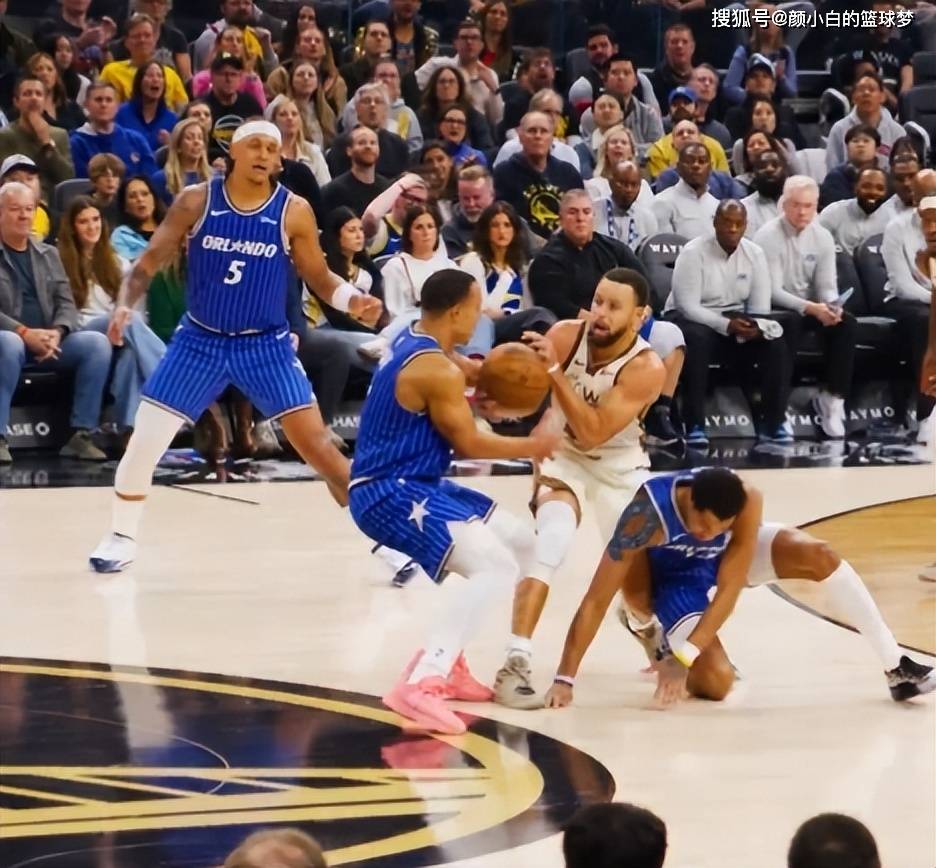 单节15分吹反攻号角！库里半场13中3也能修正 超远三分后露出笑容