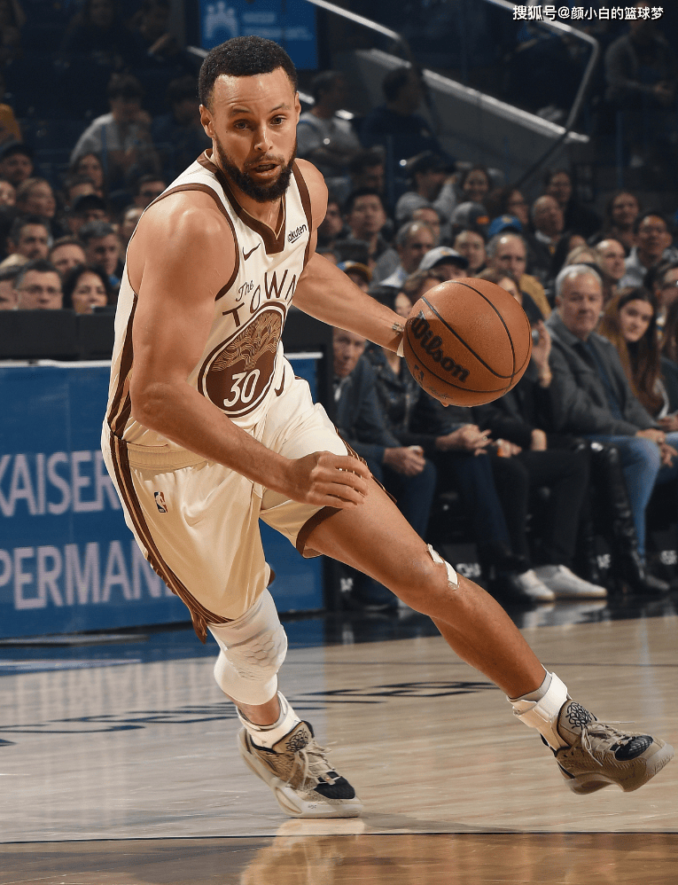 单节15分吹反攻号角！库里半场13中3也能修正 超远三分后露出笑容