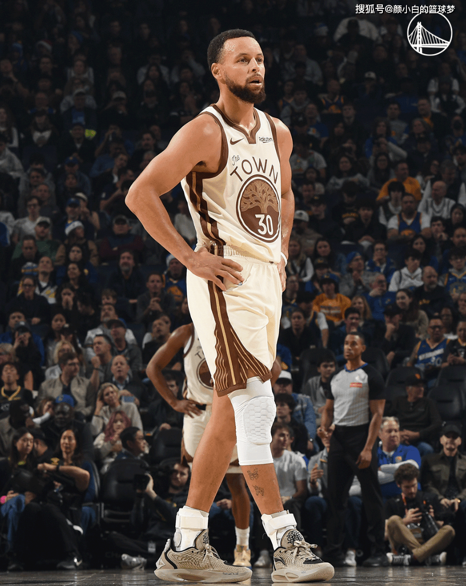 单节15分吹反攻号角！库里半场13中3也能修正 超远三分后露出笑容