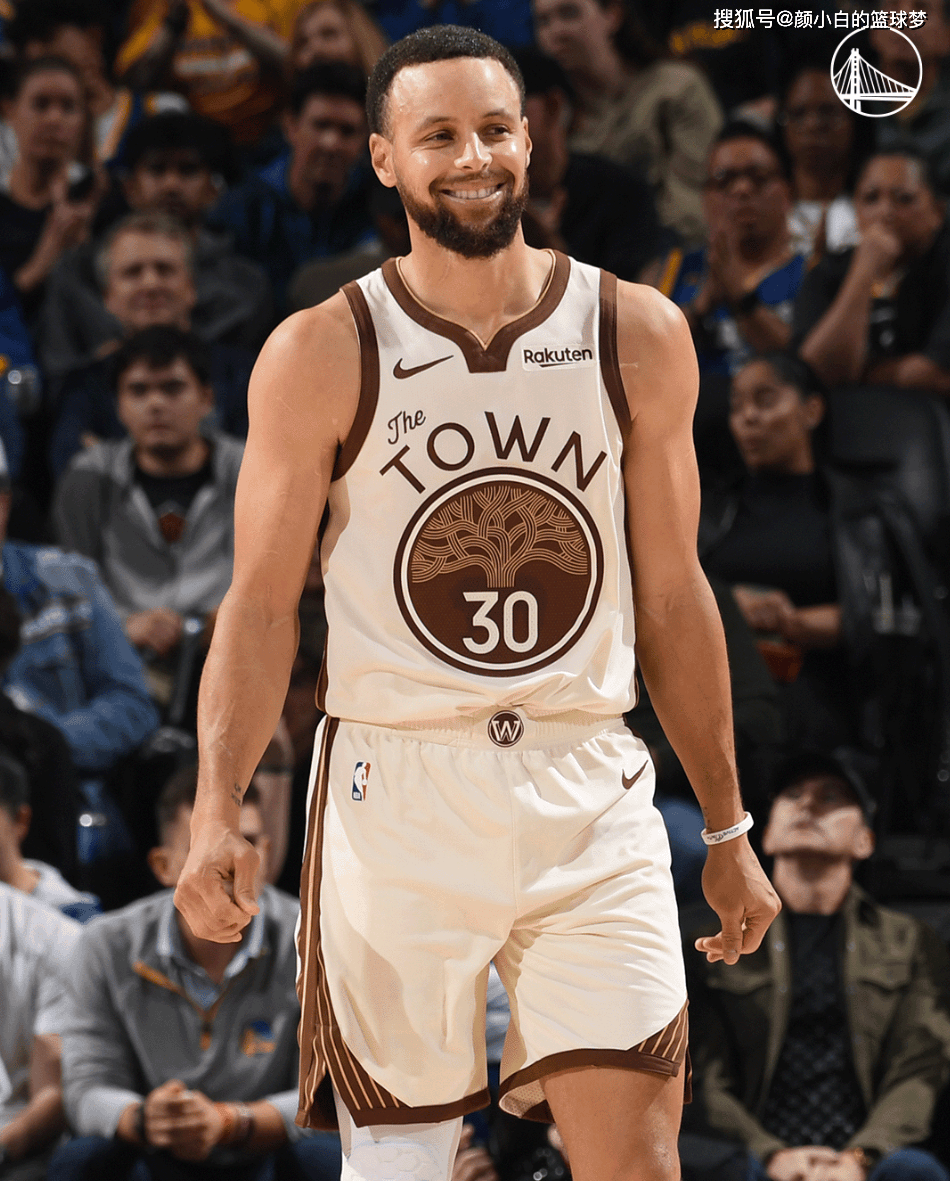 单节15分吹反攻号角！库里半场13中3也能修正 超远三分后露出笑容