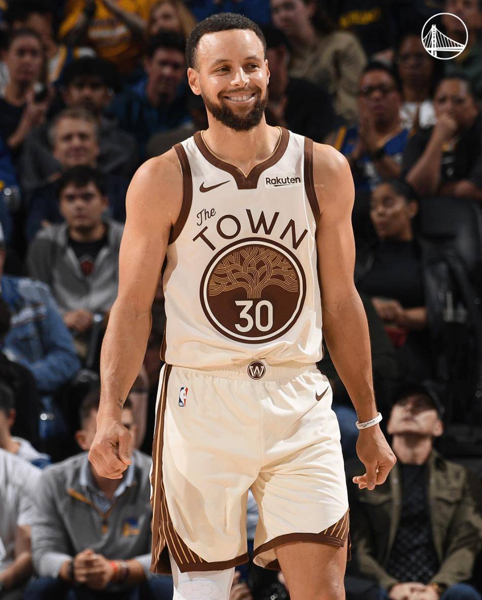 单节15分吹反攻号角！库里半场13中3也能修正超远三分后露出笑容