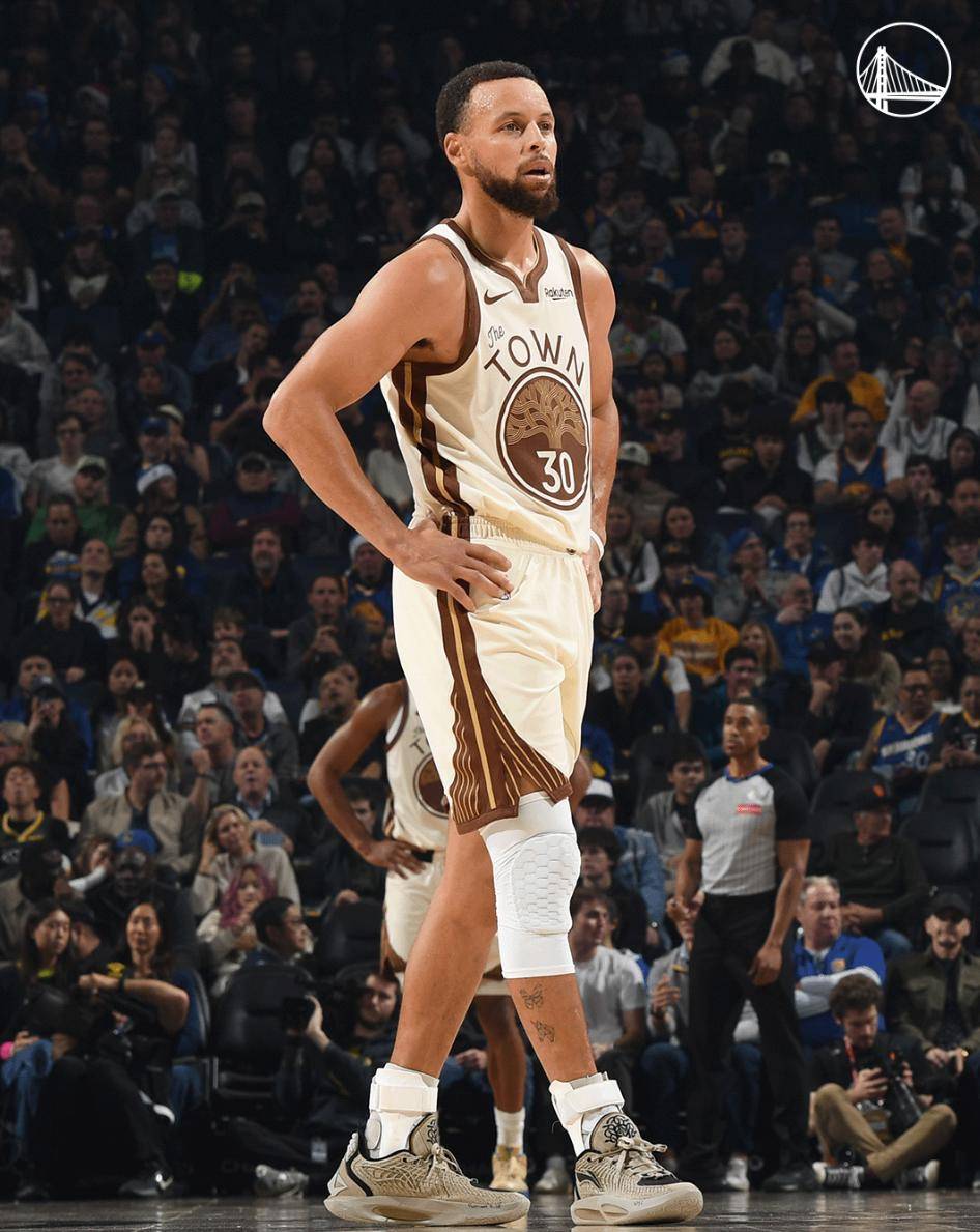 单节15分吹反攻号角！库里半场13中3也能修正超远三分后露出笑容