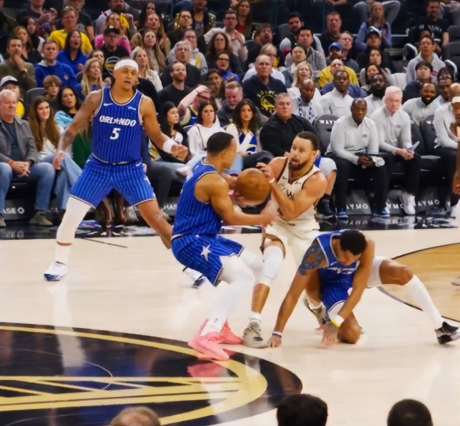 单节15分吹反攻号角！库里半场13中3也能修正超远三分后露出笑容