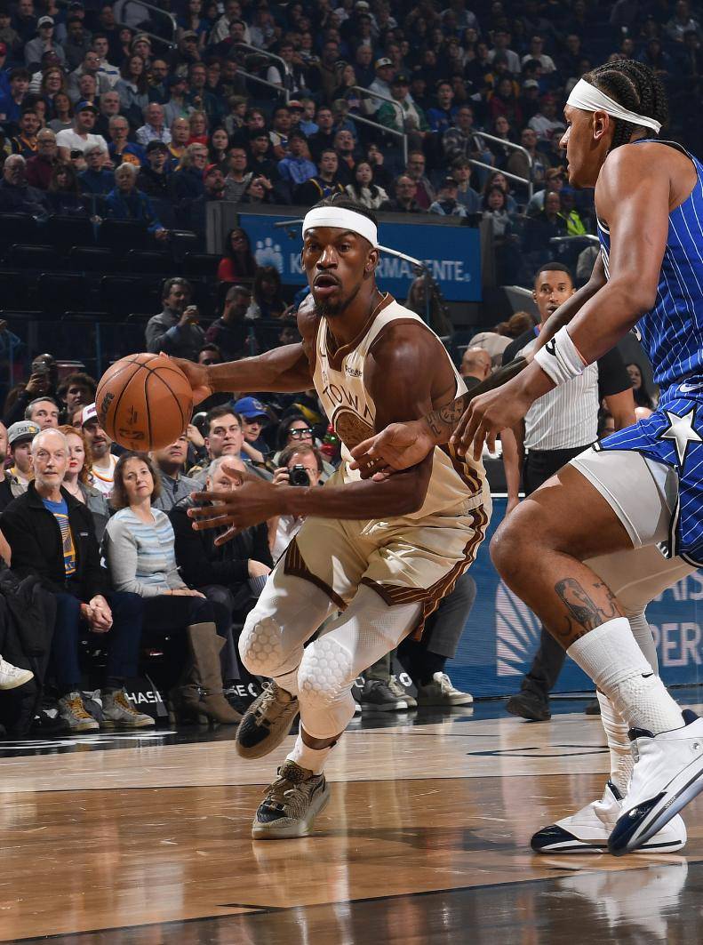 单节15分吹反攻号角！库里半场13中3也能修正超远三分后露出笑容