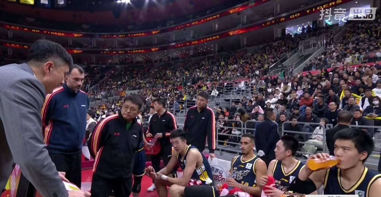 广东87-88输浙江，超远三分绝杀比赛，杜锋固执用人遭球迷怒怼