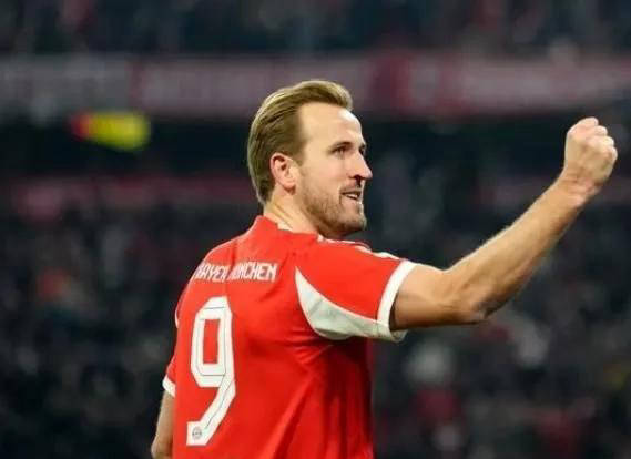 传奇前锋凯恩巅峰绽放！五大联赛第九位破300球，神级点球命中率令人惊叹