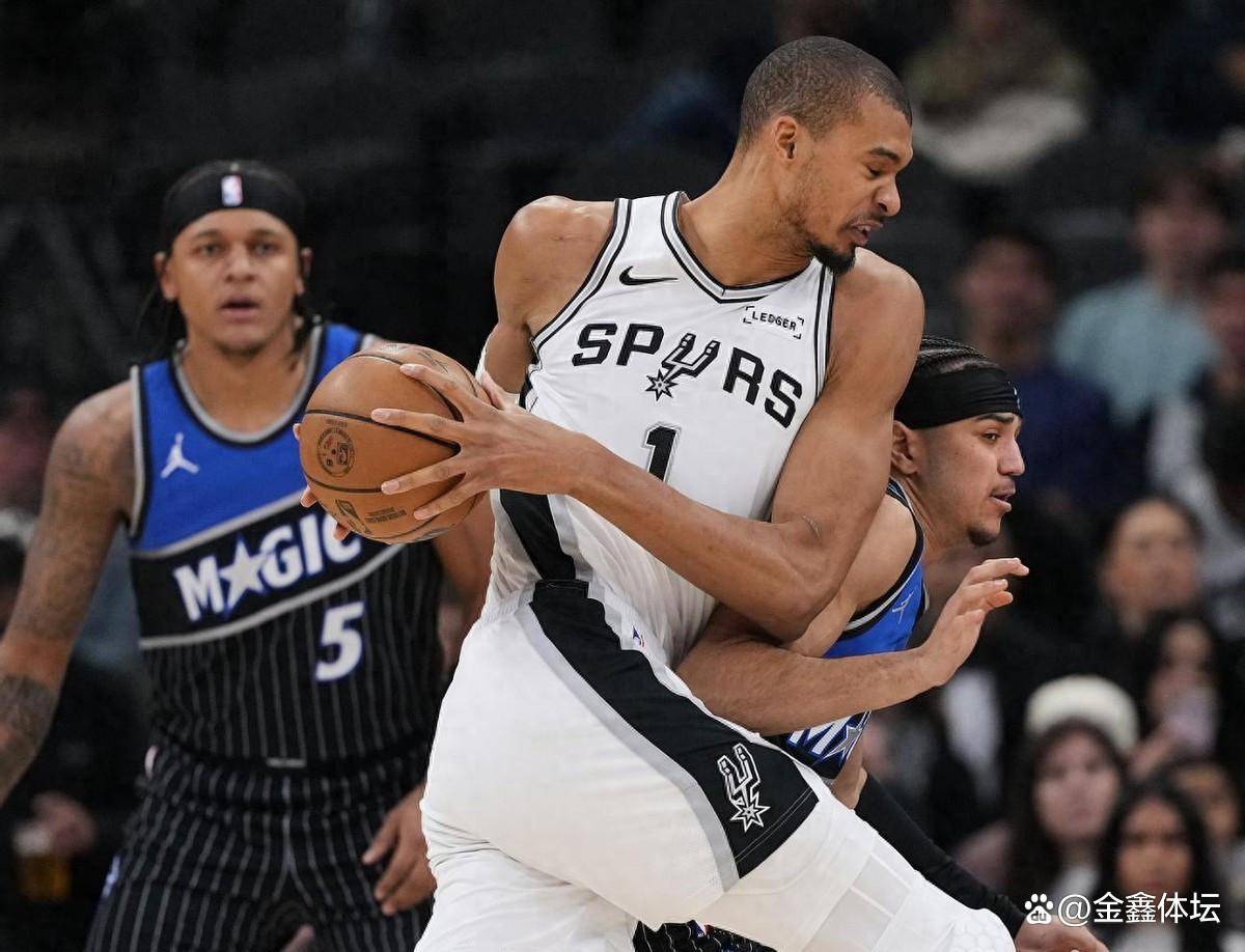 文班亚马头撞篮板空接+追身封盖，25+8+4断5帽带马刺逆转魔术