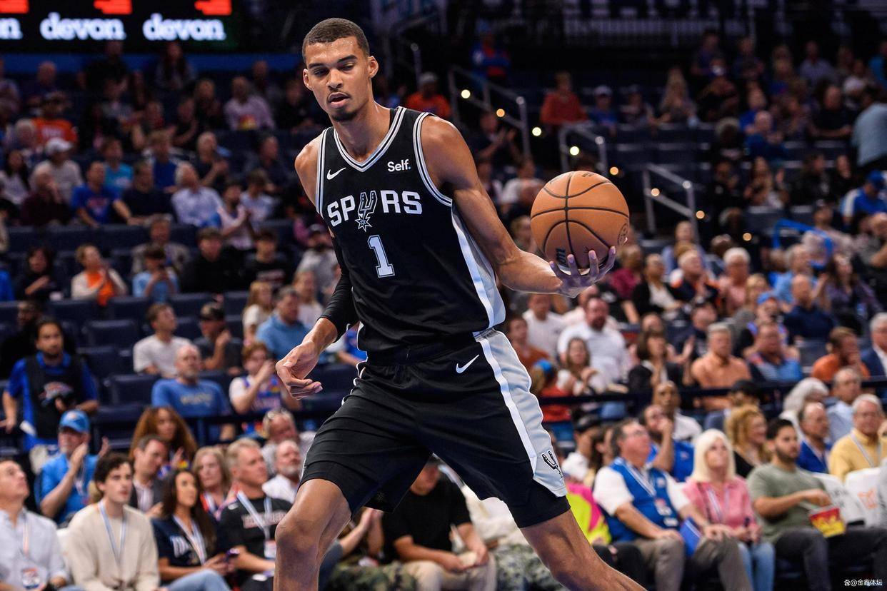 文班亚马头撞篮板空接+追身封盖，25+8+4断5帽带马刺逆转魔术