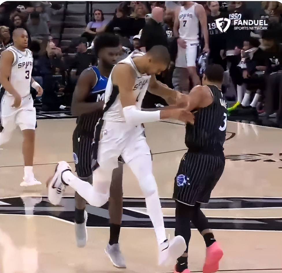 头撞篮板空接+追身火锅！文班亚马25+8+4断5帽统治攻防外星人真猛