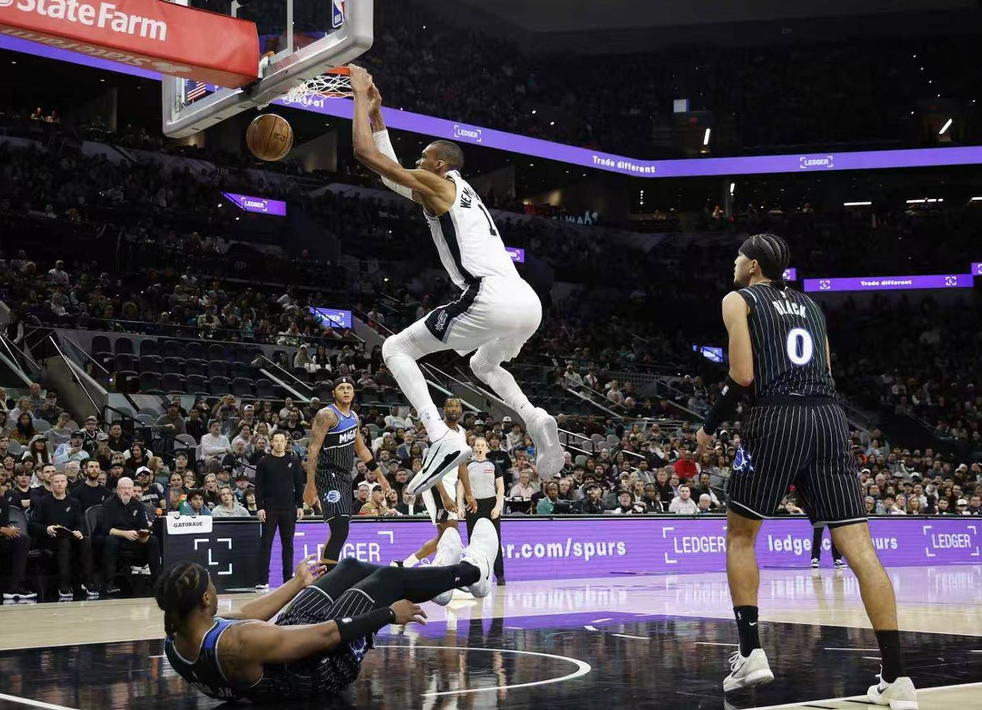 头撞篮板空接+追身火锅！文班亚马25+8+4断5帽统治攻防外星人真猛