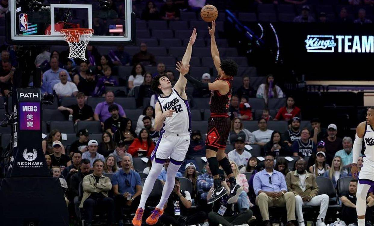 37岁的拉塞尔·威斯布鲁克砍下23分11篮板12助攻，达成生涯第208次三双，约什·吉迪同样贡献15分12篮板10助攻，国王胜公牛