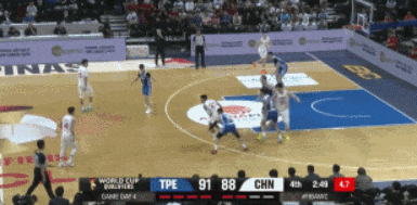 100分！中国男篮！赢下关键一战！赵继伟超远三分绝了...